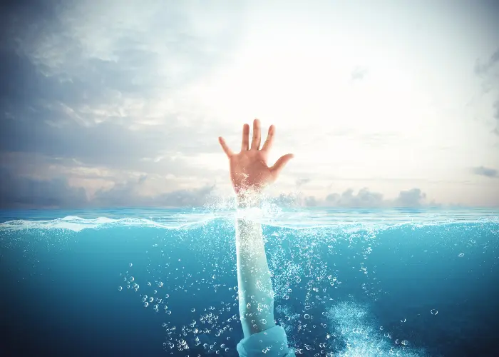 تفسير حلم الغرق في البحر والموت لشخص آخر