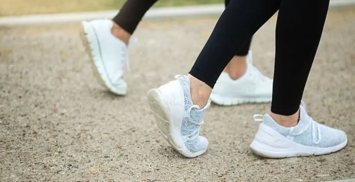 تفسير حلم الحذاء الرياضي الأبيض للعزباء