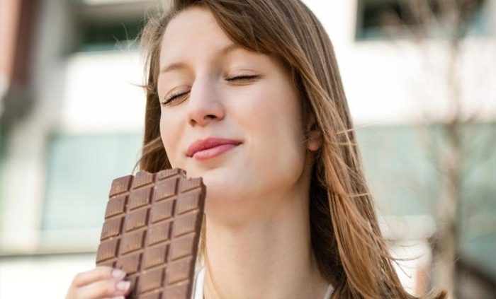 تفسير حلم أكل الشوكولاتة البنية للعزباء